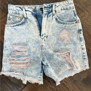 Distressed washed jeans. High waisted.